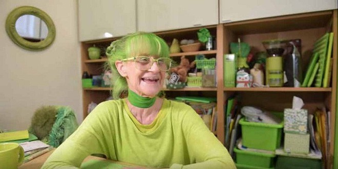 Thật kỳ diệu khi đi cùng cô ấy, người chồng Dylan của Elizabeth chia sẻ. Mọi người hét lên từ trong xe ô tô, lũ trẻ tập trung quanh cô ấy, trên tàu những vị khách du lịch chụp hình cô ấy. Những người đi trên đường thường gọi chúng tôi và giơ ngón tay cái lên tỏ vẻ thích thú. Biệt danh “quý bà màu xanh lá cây cũng từ đấy mà ra đời.