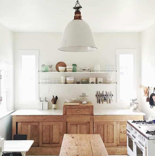 Việc kết hợp giữa chất liệu gỗ tự nhiên và sử dụng gam màu trắng làm chủ đạo cho căn bếp nhỏ của gia đình luôn tươi sáng.