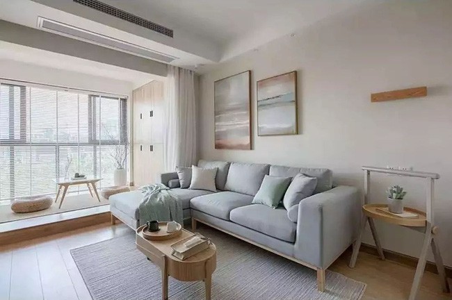 Màu nâu đất bao quát toàn bộ phần sàn và đồ nội thất của phòng khách. Chiếc ghế sopha xám dài bên một bàn cà phê nhỏ tiết kiệm không gian. Daxie chia sẻ, cô rất thích chiếc sopha này vì có thể nằm thoải mái để xem một bộ phim yêu thích vào cuối tuần.