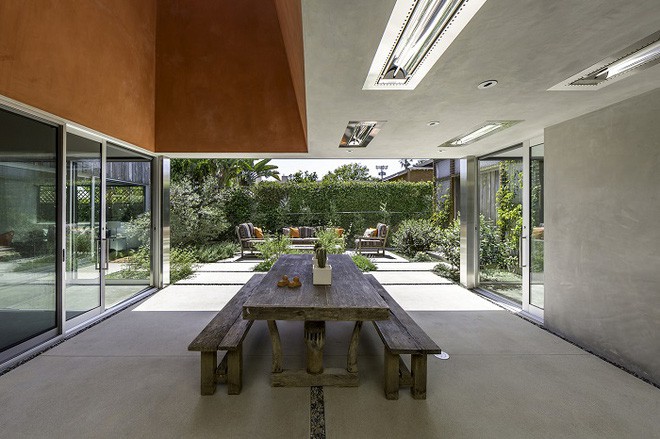 Sàn nhà được làm từ gạch công nghiệp miếng to, không có hoa văn và có tông màu sáng.