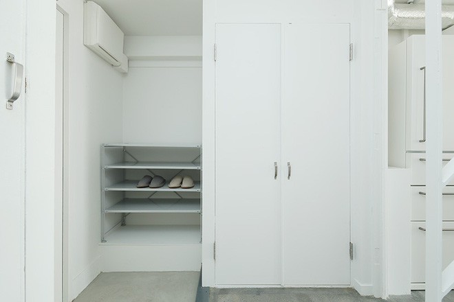 Không gian tầng 1 được bố trí lối vào, bếp nấu và phòng ăn. Căn hộ có ưu thế về chiều dài nhưng lại hẹp về chiều rộng nên mọi khu vực chức năng đều được bố trí khéo léo theo chiều dọc.