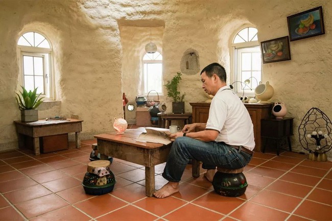 Ông miệt mài làm việc, những công việc mà mình yêu thích.