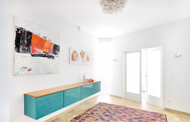 Không cần phải đầu tư những bức tranh nghệ thuật đắt tiền, lối ra vào nhà là vị trí lý tưởng để bạn thể hiện tài năng nghệ thuật của bản thân và lũ trẻ với những vị khách của mình.