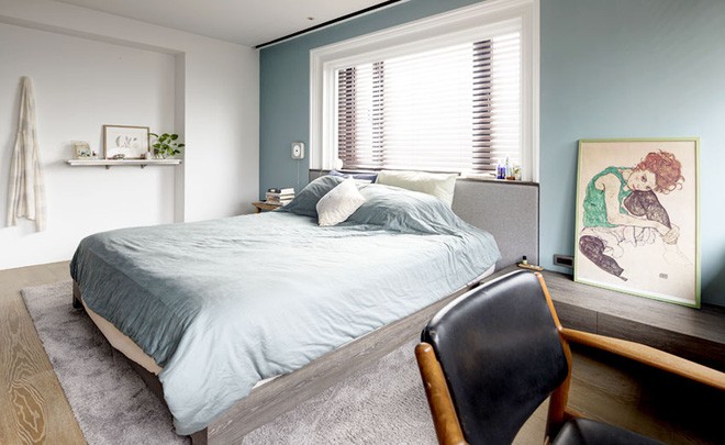 Nội thất gỗ có cùng tông màu, tạo sự đối lập giữa nhiều vật dụng cùng chất liệu cho căn phòng đẹp tự nhiên, gần gũi.