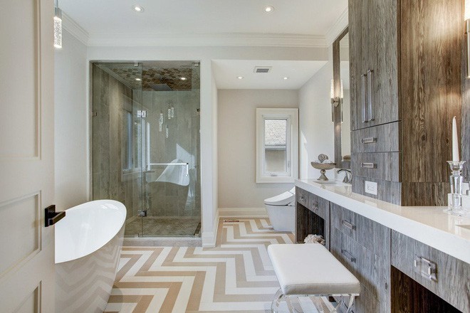 Bạn có thể lựa chọn bồn tắm nếu có đủ diện tích nhưng khi căn phòng tắm quá eo hẹp thì vòi hoa sen mới là lựa chọn thích hợp nhất.