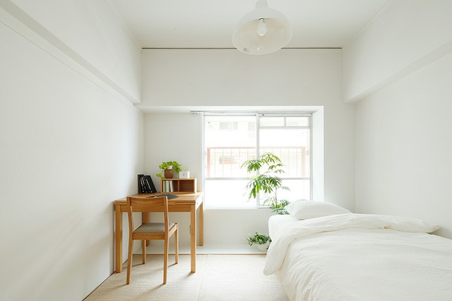 Bên cạnh phòng khách là khu vực dành riêng cho phòng ngủ. Không gian nghỉ ngơi cũng được ưu ái với gam màu trắng nhằm mở rộng tối đa về mặt thị giác. Điểm nhấn của không gian sống đẹp hiện đại và tiện nghi đó là bàn làm việc màu gỗ ấm cúng và cây xanh dịu mát.