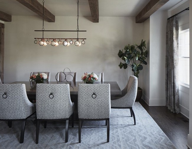 Bên cạnh đèn trang trí thì hoa, cây cảnh cũng là những món đồ trang trí nhỏ cũng được các gia đình sử dụng.