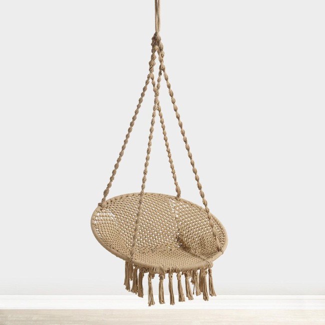 Một chiếc xích đu sẽ là điểm nhấn hoàn hảo trong phòng ngủ trắng theo phong cách Boho. Bằng cách này bạn cũng tạo được nhiều không gian trống ở dưới sàn hơn.