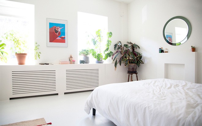 Không gian phòng ngủ có hai khung cửa sổ nhỏ, đủ ánh sáng và gió mát dịu dàng. Căn phòng được vợ chồng Patrick chọn màu trắng làm gam màu chủ đạo. Gam màu trắng của ga trải giường, của gạch lát sàn, của tường đủ để tạo nên khung nền dịu dàng, giúp những vật dụng trang trí đơn giản nhất cũng trở nên nổi bật đầy tinh tế.