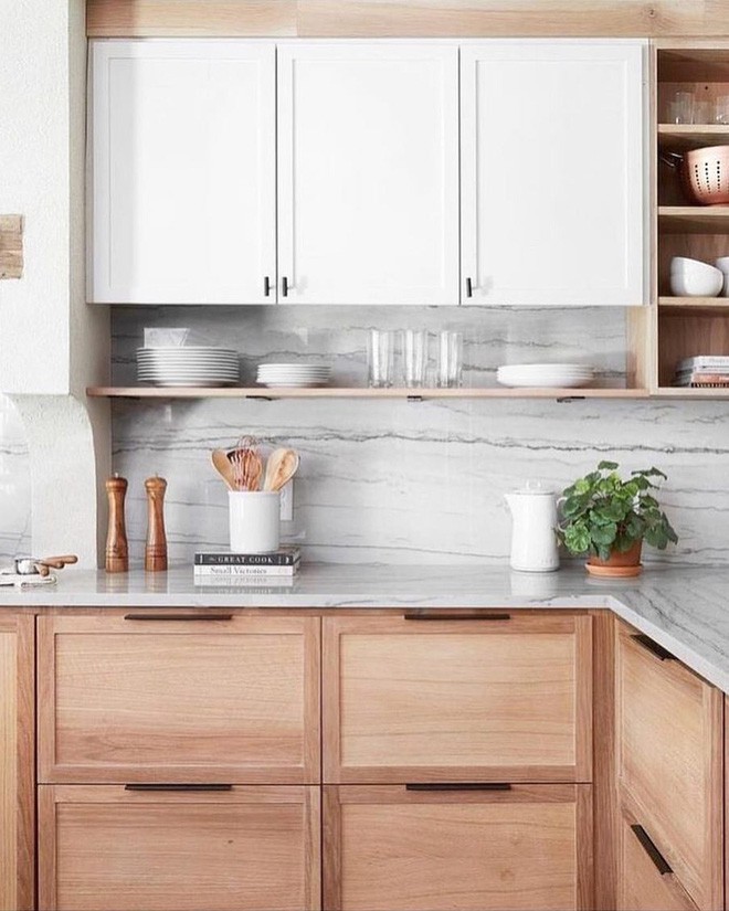 Bên cạnh chất liệu gỗ tự nhiên sáng màu và gam màu trắng chủ đạo, đá cẩm thạch dùng làm mặt bàn bếp cũng là một lựa chọn tuyệt vời để đảm bảo cho căn bếp luôn sạch sẽ, gọn gàng nhất.