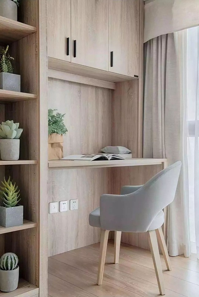 Một khu vực làm việc nhỏ được tối đa hóa trong chiếc tủ sát tường để tiết kiệm không gian.