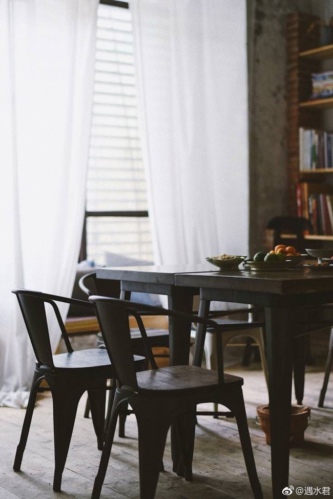 Bộ bàn ăn cũ kỹ, thô mộc là nét duyên cho không gian.