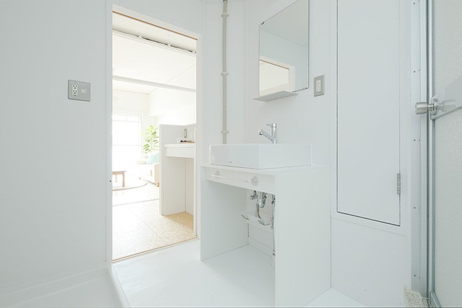 Không gian thư giãn cũng được trang bị đầy đủ các thiết bị vệ sinh hiện đại. Màu trắng vẫn được ưu ái để tối giản hóa từ mọi góc nhìn.