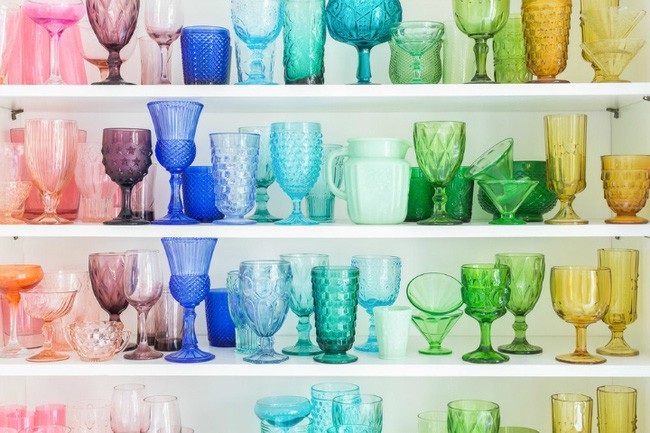 Bộ sưu tập ly cốc của chủ nhân căn hộ chẳng khác nào một tác phẩm nghệ thuật.