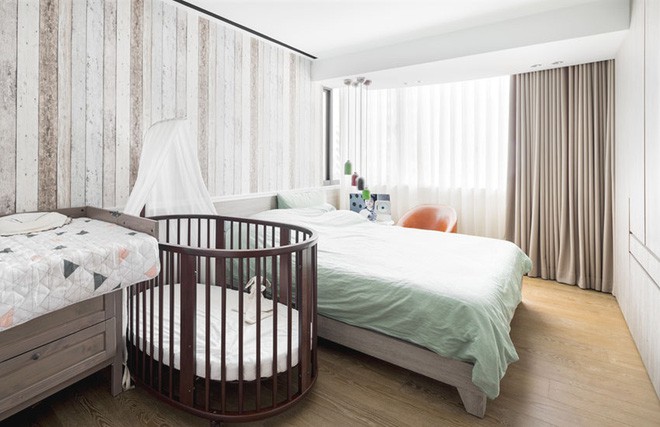 Căn phòng ngủ của con vô cùng tinh tế và bắt mắt nhờ vào việc ốp gỗ pallet lên toàn bộ tường đầu giường như cách lấy vẻ đẹp tự nhiên nhất làm điểm nhấn. Căn phòng dường như không có gì đặc biệt nhưng vẫn đủ khiến mọi người cảm thấy vui tươi, thư thái.