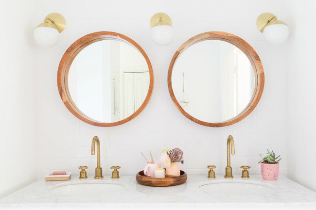 Những món phụ kiện mạ đồng mang đến vẻ thanh lịch và cũng rất tinh tế bên trong nhà tắm.