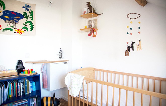 Góc phòng ngủ của bé được thiết kế sinh động từ những đồ trang trí, vật dụng bày biện xung quanh nhà. Vẫn ưu tiên nội thất gỗ cho cũi và sàn nhà, chỉ khác một chút là đồ dùng của bé được tăng thêm nét đẹp bắt mắt và sinh động với nhiều màu sắc khác nhau.