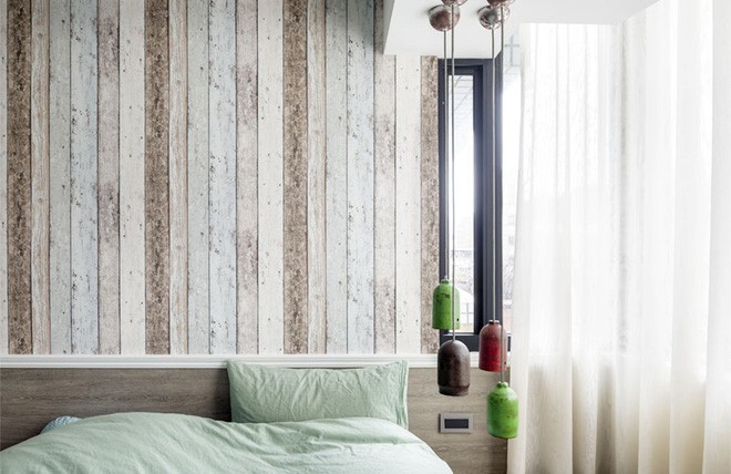 Bức tường được ghép nối từ những mảnh gỗ với nhiều mảng màu dịu dàng, thanh thoát.