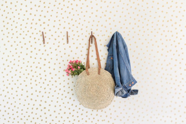 Giấy dán tường họa tiết được chủ nhân căn hộ đặc biệt yêu thích để mang đến vẻ sinh động cho không gian sống.