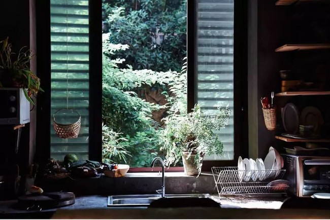 Khung cửa sổ nhiều nắng là nơi anh nấu những món ăn ngon tại phòng bếp.