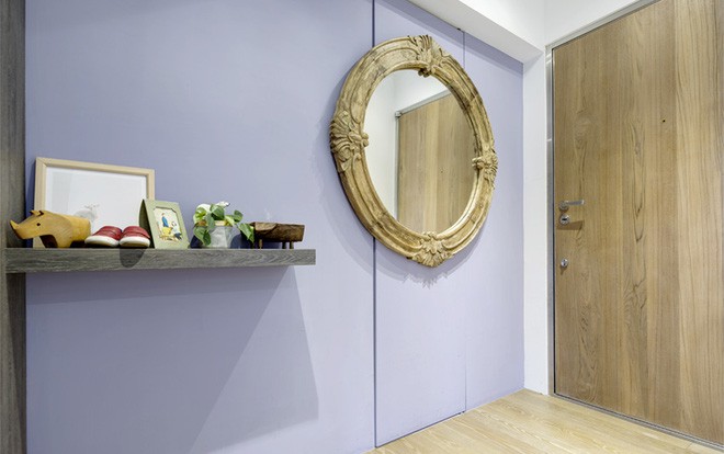 Phía đối diện với giường ngủ là bức tường màu tím nhạt giúp nổi bật những phụ kiện trang trí bằng gỗ.