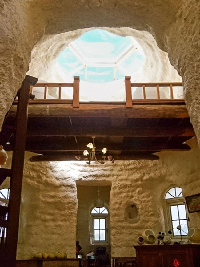 Ông thiết kế thêm gác xép để giảm bớt hơi nóng vào mùa hè.