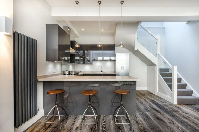 Căn bếp công nghiệp nhỏ gọn với hai màu xám – trắng vô cùng hoàn hảo.