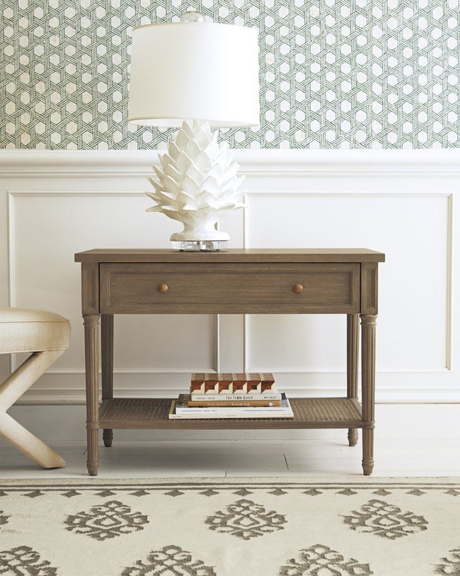 Bàn gỗ lưu trữ nhỏ cũng là một cách tạo điểm nhấn khác cho căn phòng. Thêm một vài chi tiết trang trí để giúp không gian thêm phần sang trọng.