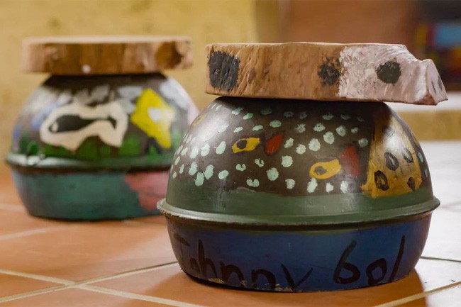 Với một người đã về hưu nhiều năm, ông He ước có thể làm được điều gì đó cho môi trường. Vì thế, ngoài gom rác thải, tái chế những đồ trang trí, ông còn dạy trẻ em xung quanh học Toán, trồng hoa và trồng rau.