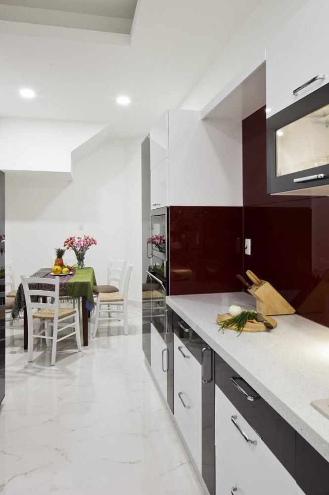 Bếp ăn được thiết kế với đường nét tinh gọn, hiện đại cùng tông màu trắng chủ đạo, mang đến không gian gọn gàng.