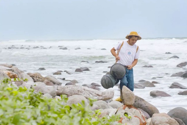 Ông He là người yêu biển.