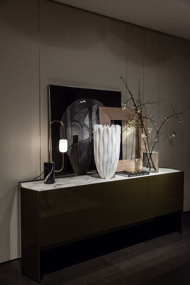 Khi tìm kiếm một tủ quần áo truyền thống với chất liệu gỗ tối màu. Những thiết kế này sẽ có cảm thấy nặng nề ở các không gian khác nhưng với phòng ngủ màu trắng của bạn thì không. Một tủ quần áo màu be với một số chi tiết cách điệu sẽ là chỗ hoàn hảo để lưu trữ quần áo và hiển thị đồ trang sức.