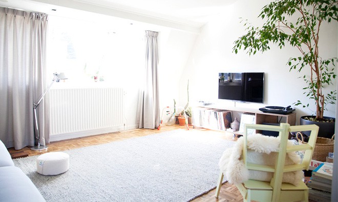 Căn phòng với cửa sổ rộng mở, màu sơn trắng hòa với màu của ánh sáng tạo sự đối lập nhẹ nhàng với màu gỗ của sàn nhà và bộ bàn ghế xinh xắn. Mọi sinh hoạt hàng ngày đều giúp mọi người luôn cảm thấy tiện lợi bởi sự giản đơn và đa năng của nội thất.