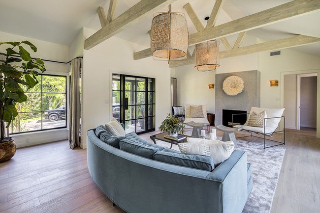 Mức giá thành hợp lý cũng là một lý do giúp cho đèn thả trần trang trí nhanh chóng được nhiều gia đình quan tâm đến vậy.