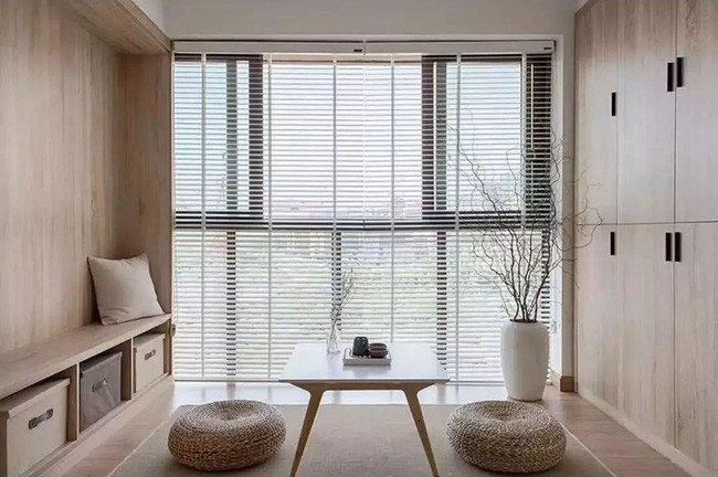 Ban công sau khi mở rộng được sử dụng làm không gian giải trí chung. Họ có thể trò chuyện, thưởng trà, ăn nhẹ tại đây. Đây cũng là không gian yêu thích của hai vợ chồng.