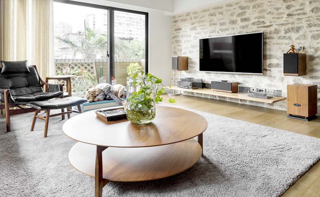 Không gian như tăng thêm cảm giác bình yên và ấm cúng nhờ tấm thảm màu lông chuột vô cùng hiện đại.