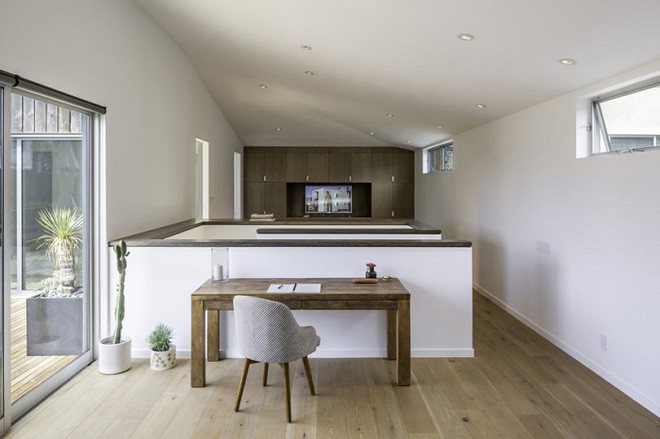 Góc làm việc khá nhỏ so với diện tích của ngôi nhà, tuy nhiên chúng ta có thể nhận thấy nơi này đã được chọn vì sự yên tĩnh đến từ không gian xung quanh nó.