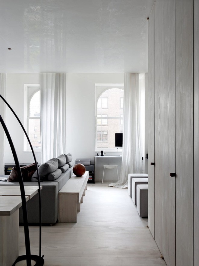 Những cửa sổ lớn chắn bằng kính thủy tinh trong suốt luôn được mở để thông gió và đón ánh sáng mặt trời.