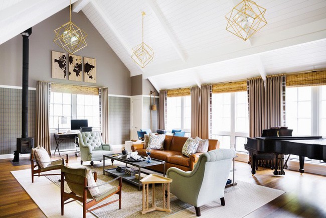 Bộ đèn thả trần thiết kế theo cảm hứng hình học giúp mang đến vẻ đẹp hiện đại cho căn phòng khách.