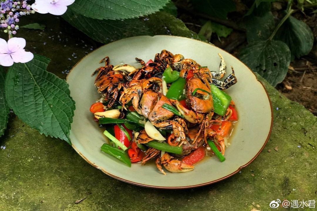 Bên cạnh công việc sáng tạo nghệ thuật từ hoa cỏ, anh còn rất thích dọn dẹp nhà cửa, tự tay chuẩn bị những bữa ăn thật ngon giúp cuộc sống của mình thêm nhiều điều thú vị và ý nghĩa.