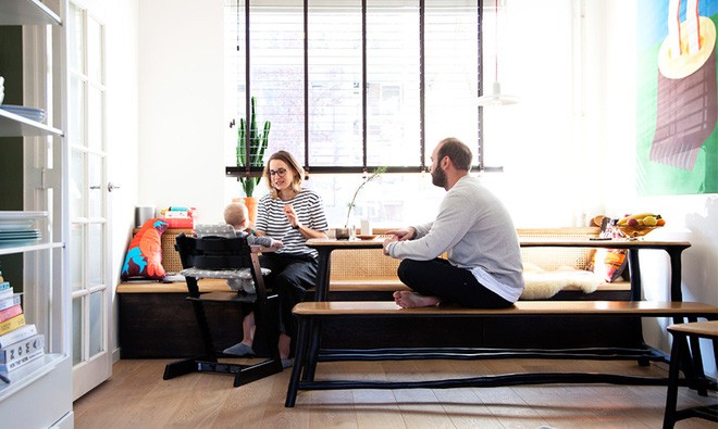 Ghế băng dài đặt sát cửa sổ, tận dụng ánh sáng và diện tích để tăng thêm nơi nghỉ ngơi cho không gian. Bên cạnh đó, bộ bàn ghế ăn kết nối với nhau đặt cạnh ghế băng dài để tăng thêm nhiều chức năng tiện ích như ăn uống, làm việc, nghỉ ngơi, trò chuyện ngay ở không gian bé xinh này.