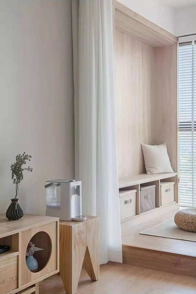 Các kệ, tủ lưu trữ được đặt khéo léo hai bên tường để chứa đồ. Họ tận dụng tối đa mọi góc có thể.