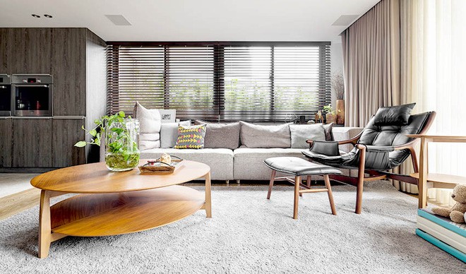 Mành cửa được thiết kế với chất liệu gỗ có tông màu đậm hơn so với sàn, tông màu đủ để giảm bớt ánh sáng cho căn phòng và “níu” thêm nét bình yên, tĩnh lặng cho mọi người khi sinh hoạt, vui chơi tại phòng khách.