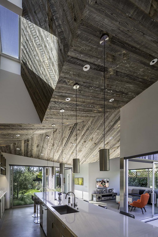 Chất liệu gỗ từ trần khá ấn tượng đối với người nhìn.