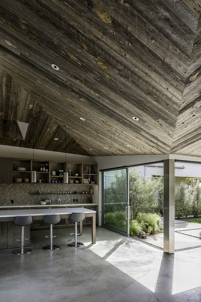 Những hàng vân gỗ dày, sậm màu được gắn các ống đèn chiếu sáng sẽ tạo cảm giác choáng ngợp khi về đêm.