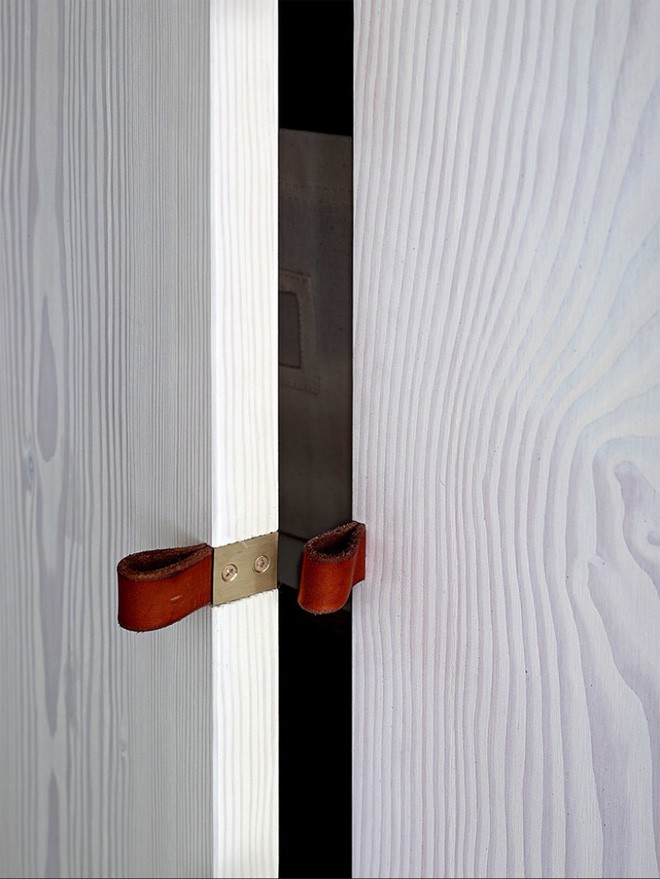 Cửa bằng gỗ lim cực kỳ sang chảnh.