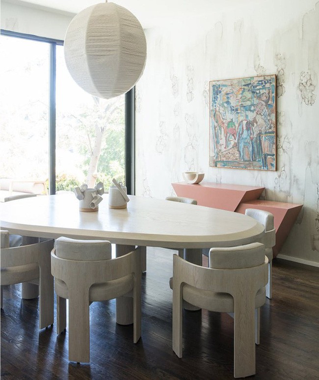 Bạn có thể cảm thấy được rằng khoảng cách giữa các thành viên trong gia đình gần gũi hơn khi sử dụng những bộ bàn ăn thiết kế theo hướng tối giản.