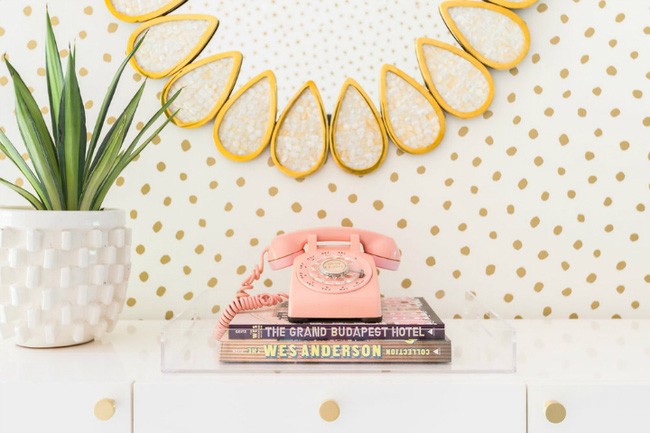 Ngay cả đến những món đồ dùng nhỏ xinh bên trong căn hộ cũng mang sắc hồng pastel như thế này đây.