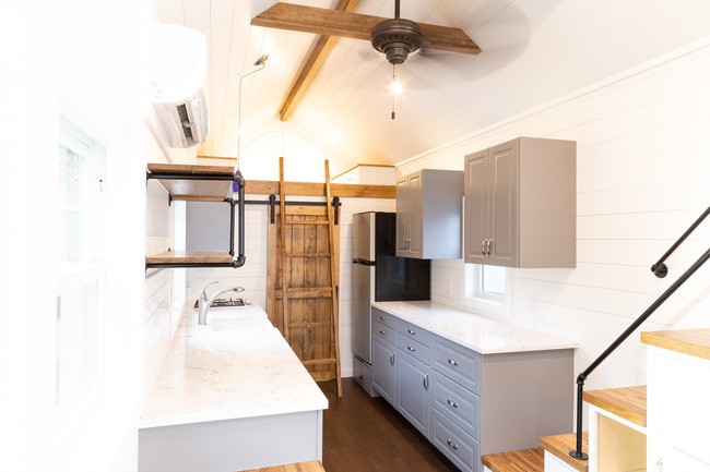 Phía bên trong là lối lên gác xép.