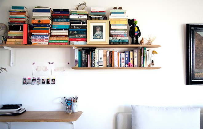 Đối diện với bếp nấu được vợ chồng Patrick bố trí kệ đựng sách vở, bát đĩa tạo nên sự gọn thoáng và ấn tượng cho không gian.